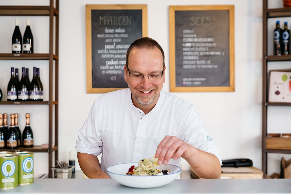 Vesp’ eigen chefkok Niels Veenvliet schotelt je gerechten voor met unieke combinaties en seizoensproducten