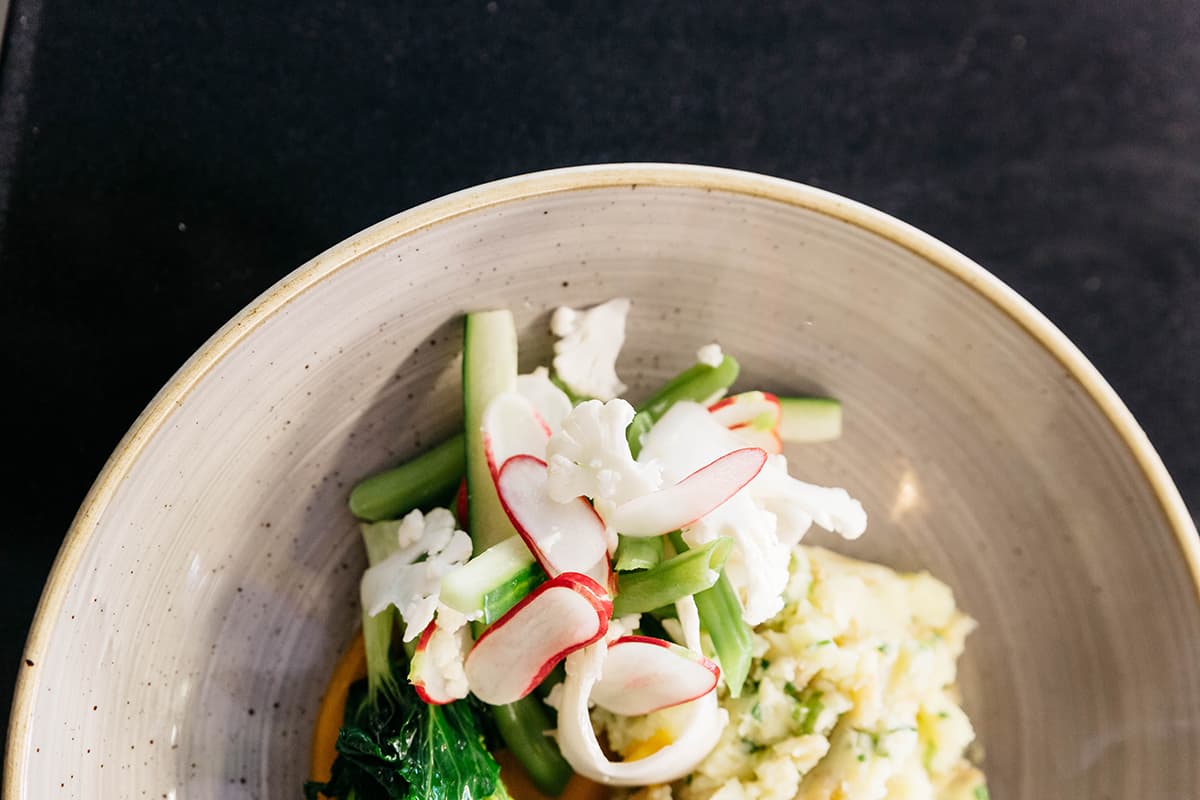 Zwarte rijst met doperwten-prei-jalapeno crème, paksoi en bloemkool pickle