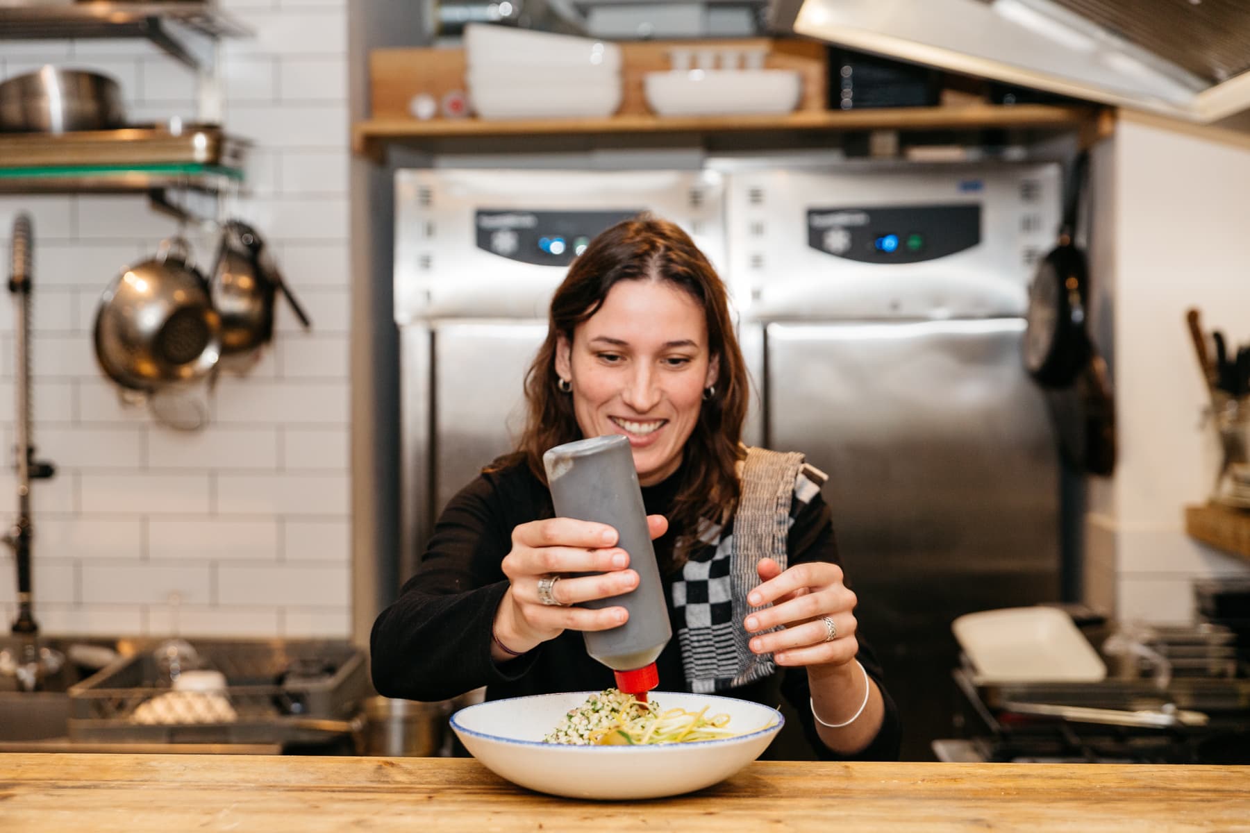 Kok Samira vindt haar inspiratie én de vijfde basissmaak uit de Japanse keuken