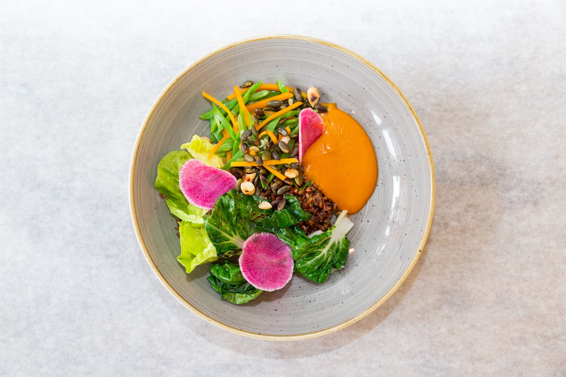 Rode rijst met tomatillos-paprika-prei creme, paksoi, red meat radijs, snijboon en cashew