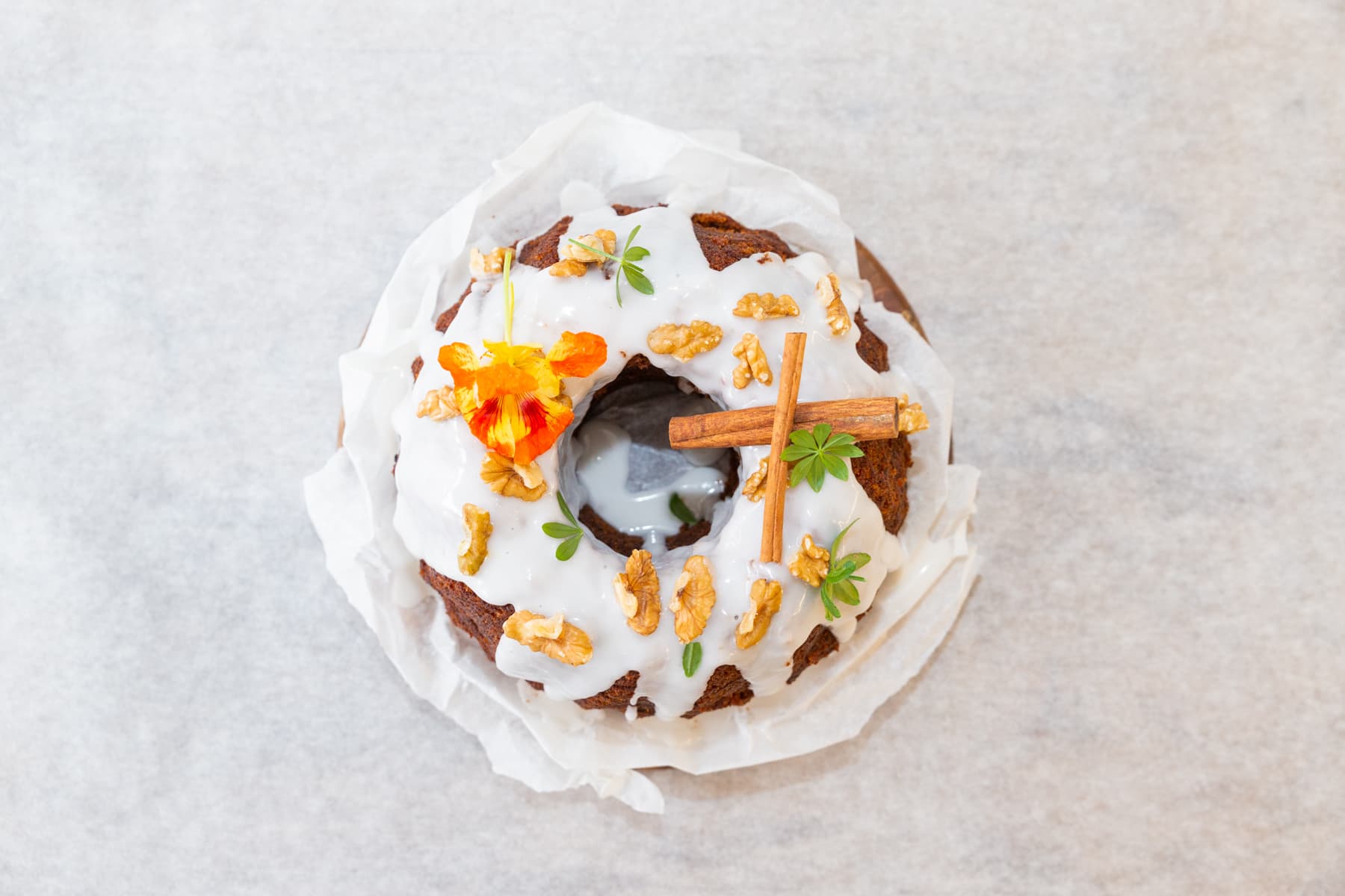 Worteltaart met Gkazas olijfolie, sinaasappel en steranijs