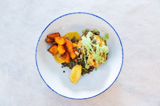 Geroosterde bloemkool met prei mayonaise, gele biet, Du Puy linzen, geroosterde pompoen en gefrituurde mosterd