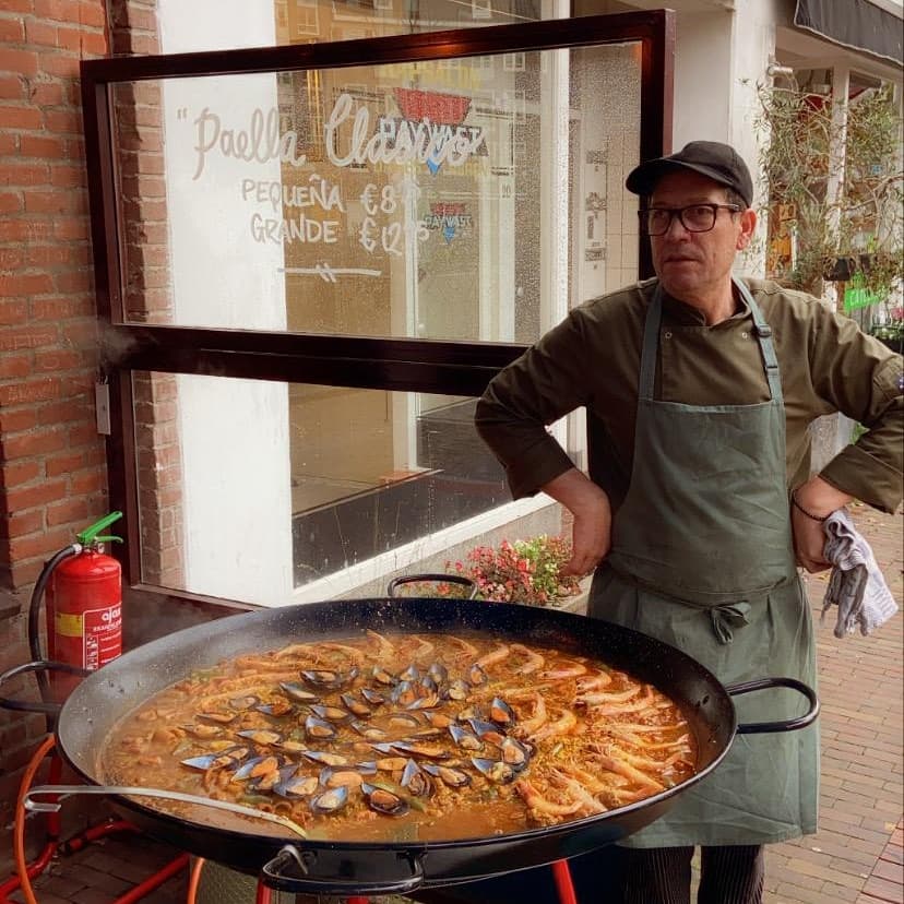 Kom bij onze Amsterdamse paella pop-up genieten van authentiek Spaanse paella & tapas!